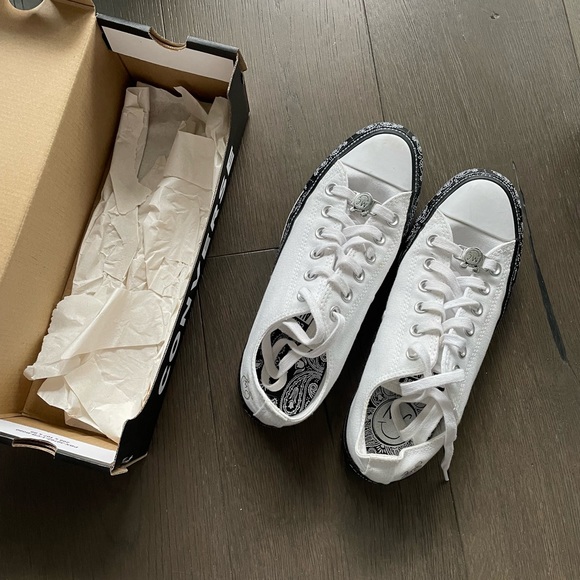Miley Cyrus Low Top Converse - Picture 2 of 5
